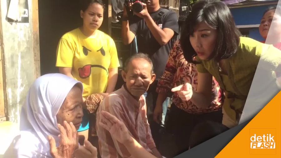 Ahok Disidang, Veronica Blusukan Jenguk Lansia Sakit