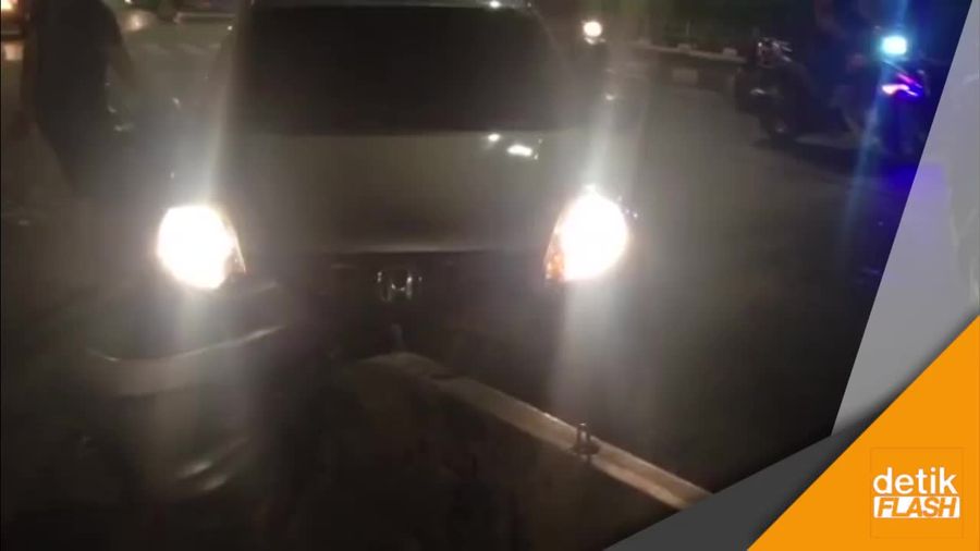 Tengah Malam, Mobil Tabrak Separator Busway Pejaten 
