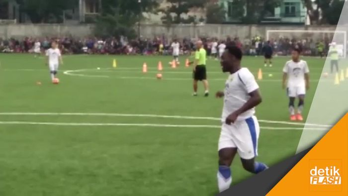 Essien Latihan, Bobotoh Serbu Lapangan Lodaya