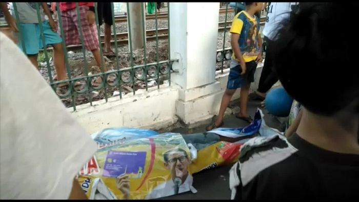 Terabas Pagar Bolong, Pria Tertabrak Kereta di Pasar Minggu