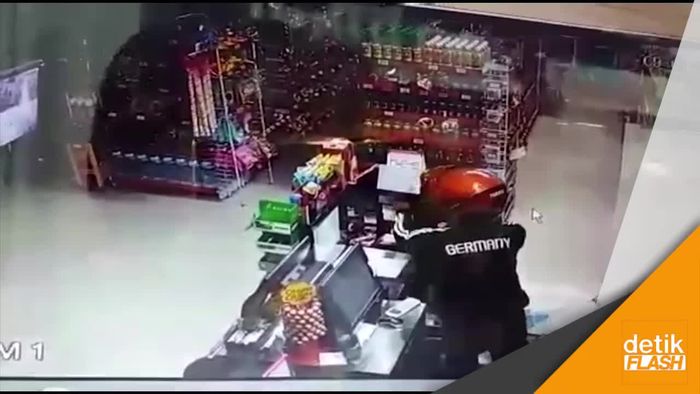 Aksi Pembobol Minimarket di Duren Sawit Terekam CCTV  
