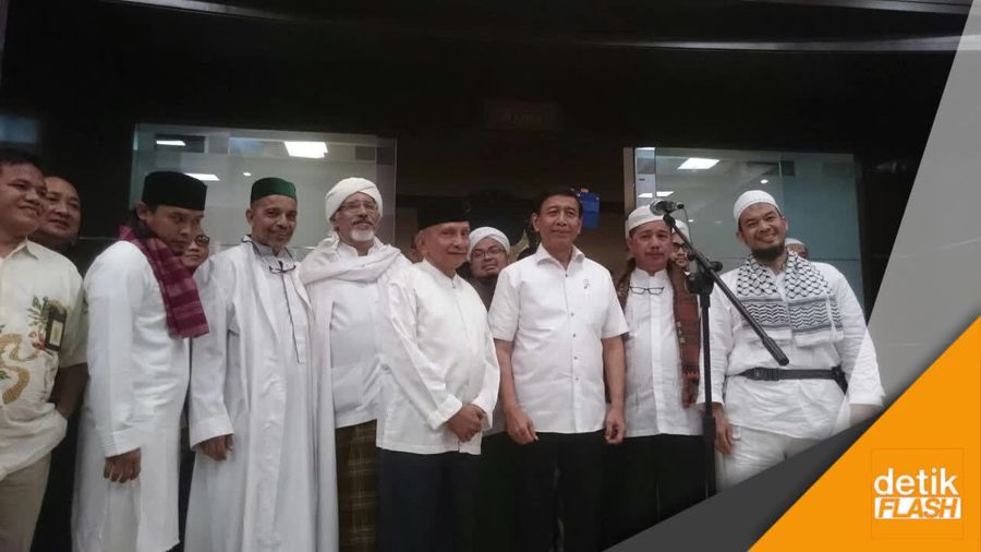 Menko Wiranto: Soal Penangkapan Ulama Saya Akan Tanyakan Kapolri