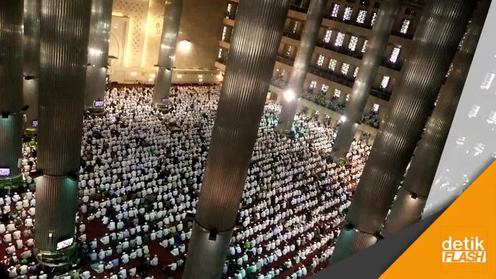 Guyuran Hujan Tak Hentikan Semangat Peserta Aksi