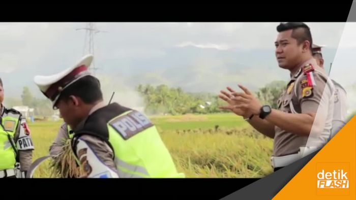 Polantas Pegang Arit Lalu Turun ke Sawah