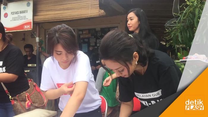 Saat Gadis Ahok Gelar Pemeriksaan Kesehatan
