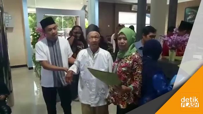 Kuota Haji Tambah, Lansia Buat Paspor