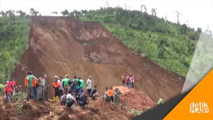 Proses Evakuasi Korban Tanah Longsor di Ponorogo