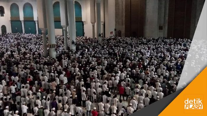 Ribuan Massa HTI  Penuhi Masjid Al Akbar di Surabaya
