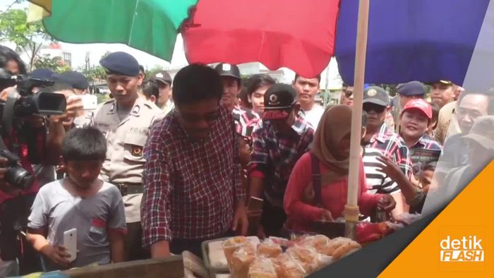 Blusukan ke Pasar, Djarot Dititipi Istri Belanja Sayur