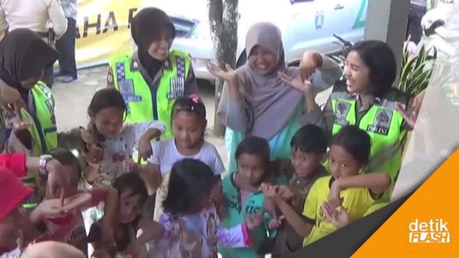 Trauma Anak Pengungsi Longsor Ponorogo Dipulihkan