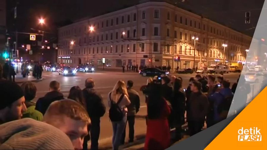 Berkabung, Putin Letakkan Karangan Bunga di Stasiun St Petersburg