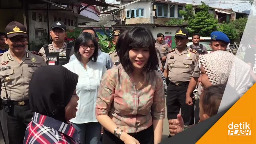 Veronica Tan Jenguk Warga yang Anaknya Mikrosefalus