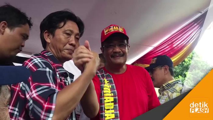 Saat Djarot Pakaikan Baju Kotak-kotak ke Relawan Agus-Sylvi