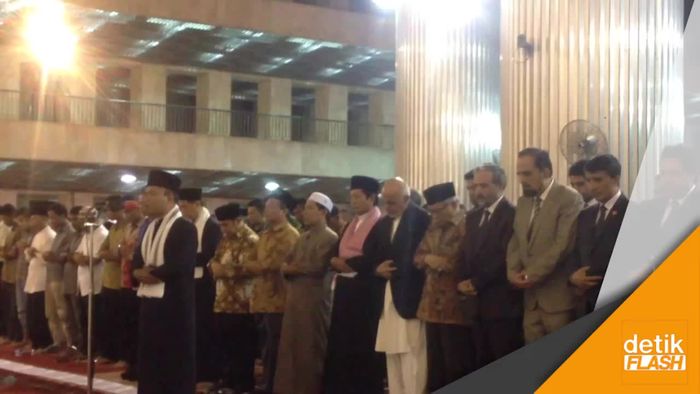 Momen Presiden Afganistan Salat di Istiqlal 