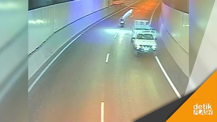 Pengendara Motor Lolos dari Insiden Matras Terbang
