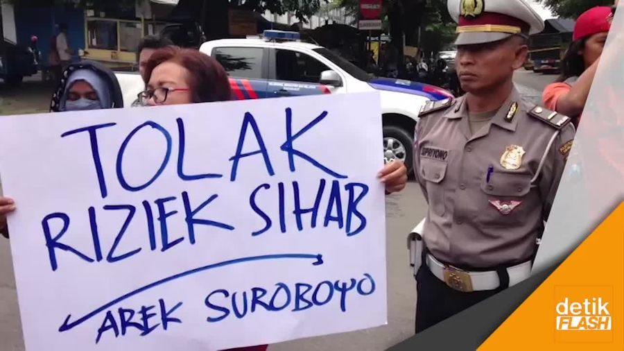 Demo Tolak Rizieq di Polres Pelabuhan Tanjung Perak