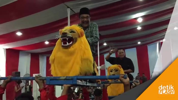 Muka Lucu Djarot Ketakutan Naik Sisingaan 