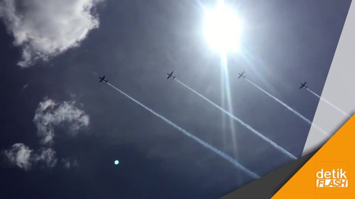 Top Abis! Ini Lho Atraksi Manuver Pesawat Tim Jupiter TNI