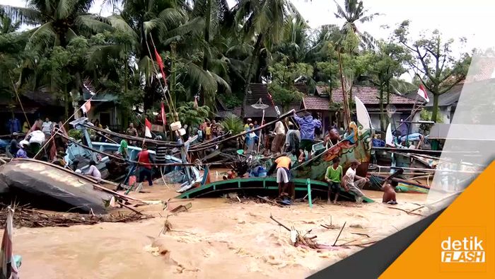 Kasihan Pak Nelayan di Pati, Perahunya Rusak Terhantam Banjir