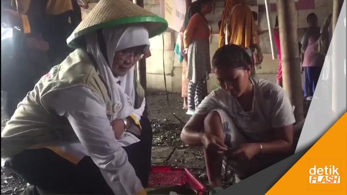 PKS Turun Gunung Bantu Kaum Wanita Pengupas Kerang