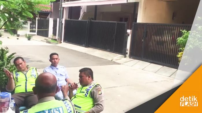 Novel ke Singapura, Polisi Jaga Rumahnya