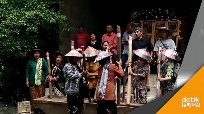 Diiringi Pukulan Lesung, Kartini Kendeng Sambut Hasil KLHS