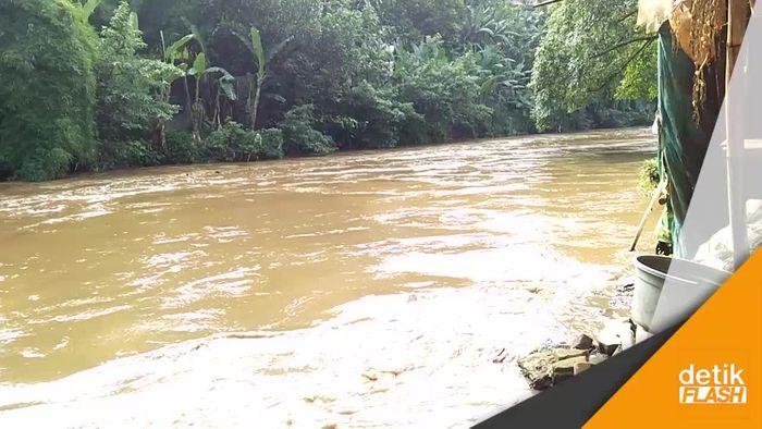 Banjir di Tebet, Bocah-bocah Asyik Main Perahu