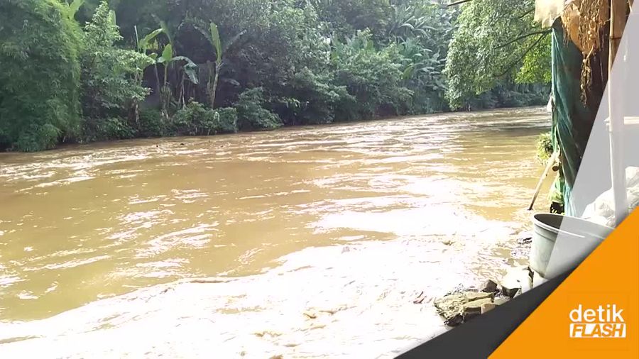 Banjir di Tebet, Bocah-bocah Asyik Main Perahu