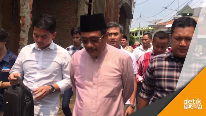 Ramai Soal Momen Djarot Salat Jumat di Masjid Jami Al-Atiq
