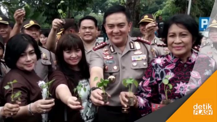 Priitt.. Polisi Surabaya Bagi-bagi Cabai ke Pengendara