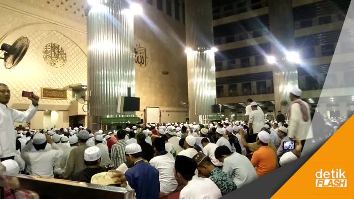 Anies-Sandi hingga Habib Rizieq Sujud Syukur di Istiqlal