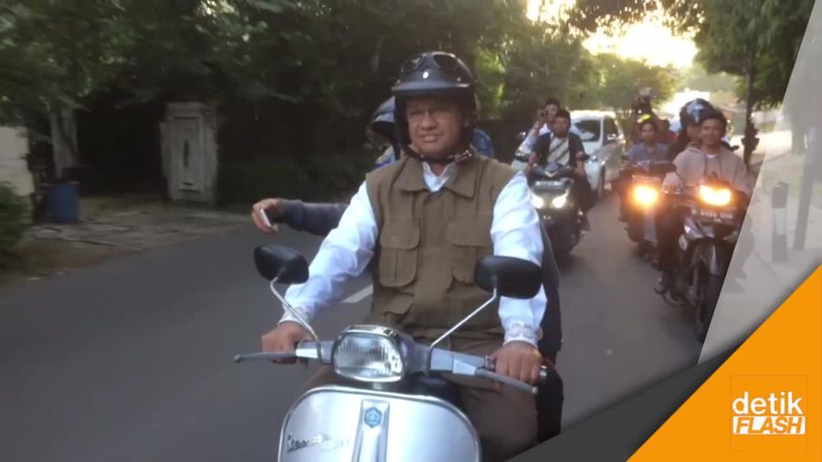 Naik Vespa, Anies Sempatkan Beli Kue untuk Jamuan