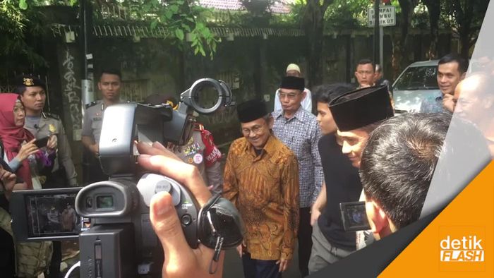 Didampingi Sang Cucu, Pak Habibie Datangi TPS