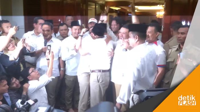 Momen Sandi Memeluk Anies dan Menangis