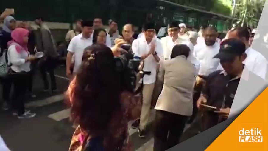 Bersama Keluarga Besar, Sandiaga Nyoblos di TPS 01