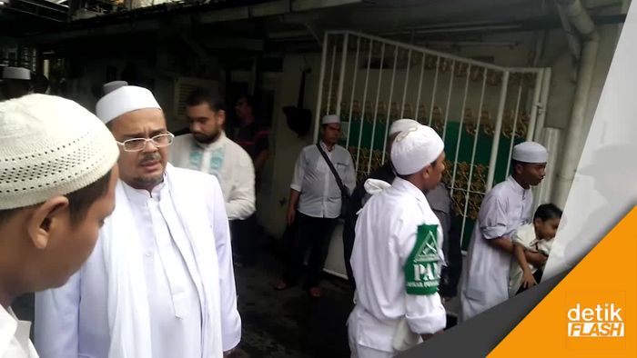 Momen Habib Rizieq Tinggalkan Rumah Menuju Istiqlal