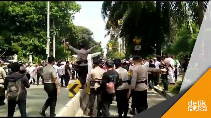 Massa FPI dan Polisi Nyaris Bentrok