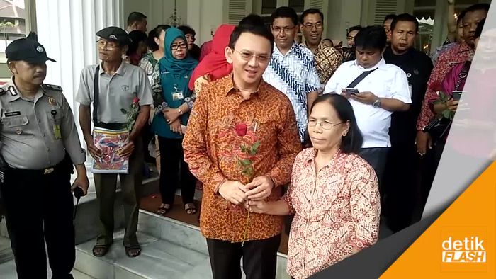 Bunga dan Lagu Kartini untuk Ahok di Balai Kota