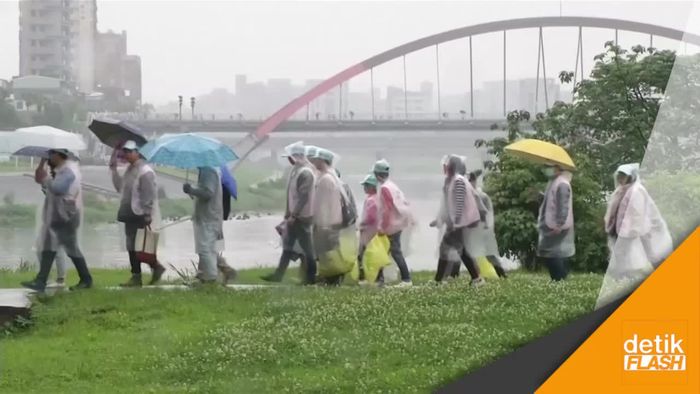 Peringati Hari Bumi, Ratusan Orang di Taiwan Bebersih Sungai