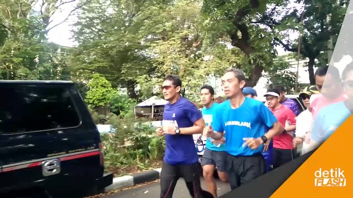 Lari di Bundaran HI, Sandiaga Diserbu Selfie oleh Warga