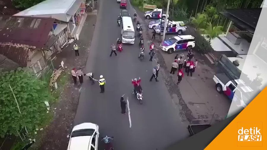 Polisi Olah TKP Kecelakaan Maut di Puncak