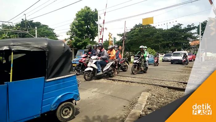 Pertaruhan Nyawa di Perempatan Rel Jakarta