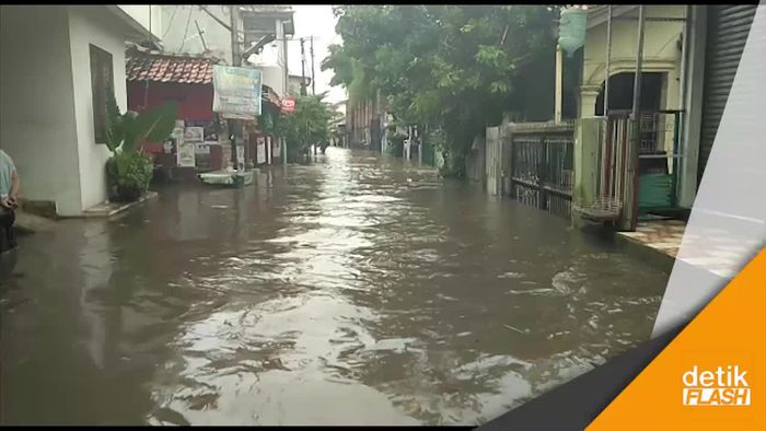 Pasukan Oranye Bantu Evakuasi Korban Banjir di Petogogan