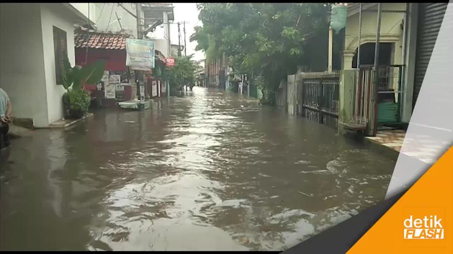 Pasukan Oranye Bantu Evakuasi Korban Banjir di Petogogan