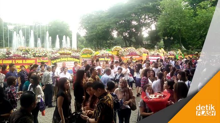 Balai Kota Berubah Jadi Lautan Bunga