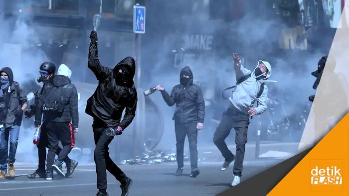 Polisi Bentrok dengan Pelajar di Paris 