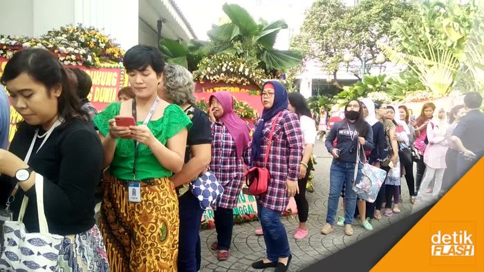 Warga yang Tak Berhenti Padati Balai Kota  