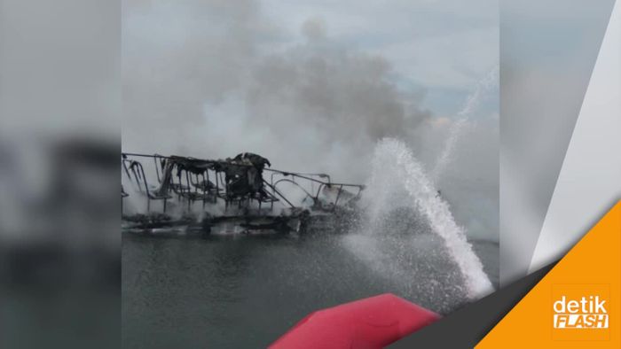 Kapal Wisata Terbakar di Kepulauan Seribu
