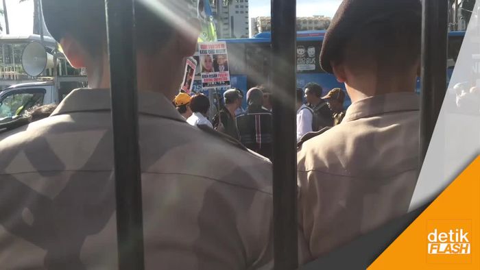 Teriakan Tangkap Rizieq Bergema di Depan Polda