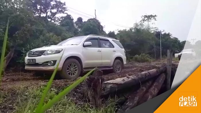 Serunya Melintasi Jalan Paralel Entikong-Rasau 2